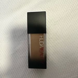 Huda Beauty Foundation (Shade 300N)